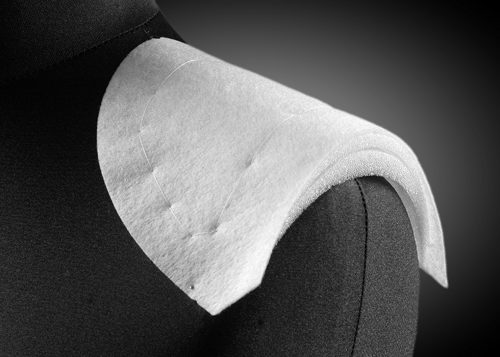 Wkłady barkowe, poduszki barkowe, wypełnienia kuli rękawa z włókniny oraz pianki. Proste profilowane, reglanowe, softy, Igłowane lub fastrygowane.