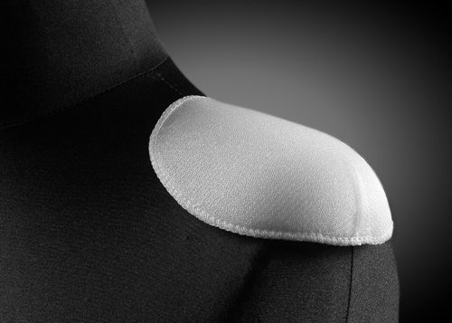 Wkłady barkowe, poduszki barkowe, wypełnienia kuli rękawa z włókniny oraz pianki. Proste profilowane, reglanowe, softy, Igłowane lub fastrygowane.