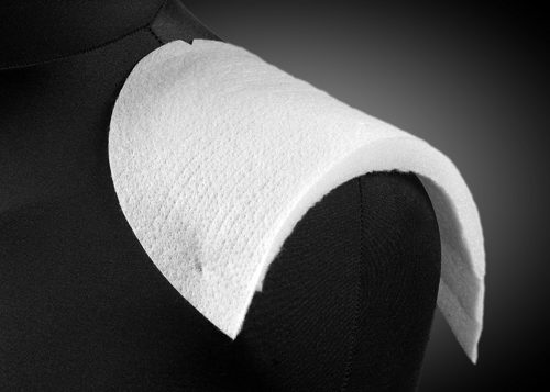 Wkłady barkowe, poduszki barkowe, wypełnienia kuli rękawa z włókniny oraz pianki. Proste profilowane, reglanowe, softy, Igłowane lub fastrygowane.