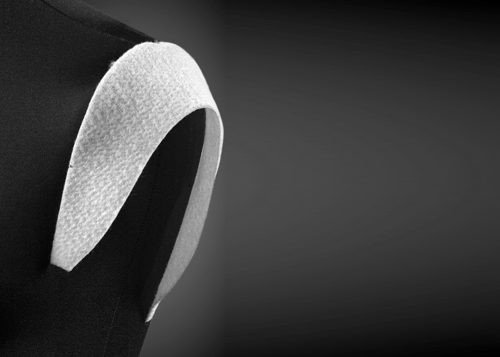 Wkłady barkowe, poduszki barkowe, wypełnienia kuli rękawa z włókniny oraz pianki. Proste profilowane, reglanowe, softy, Igłowane lub fastrygowane.